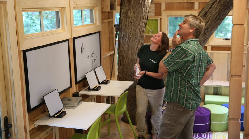 Pete Nelson with the recipients of the treehouse during the reveal. – Bild: Discovery Communications