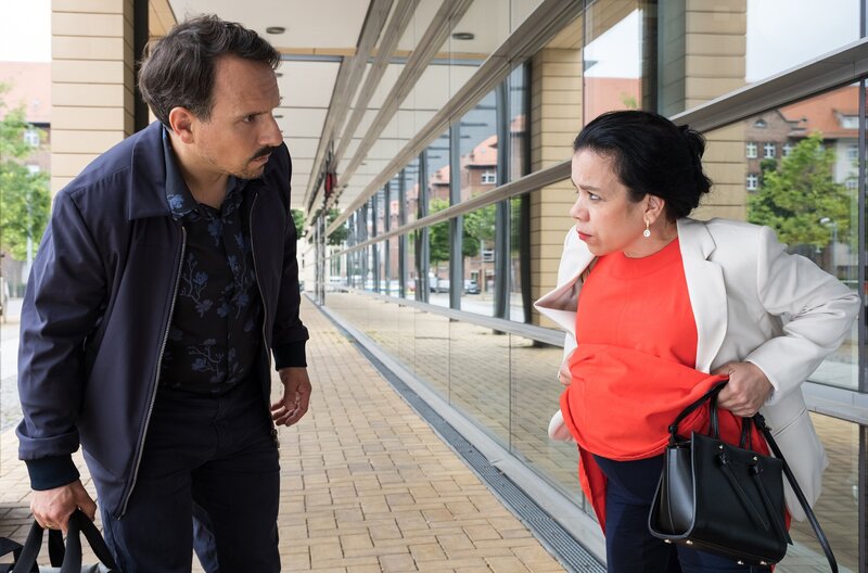 Philipp Brentano (Thomas Koch, li.) und Kai Hoffmann (Julian Weigend, re.) werden auf ihrer morgendlichen Joggingrunde fast von einem Auto überfahren. – Bild: MDR/​Sebastian Kiss