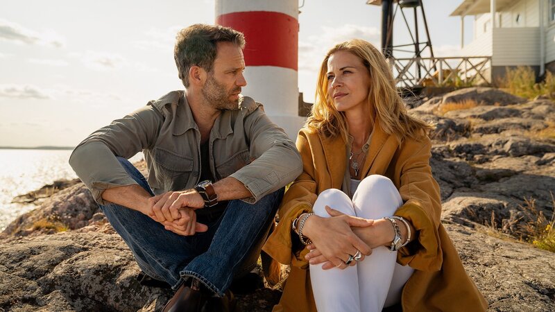 Ein weitgereister Arzt: Ben Ruedinger als Lasse, Jessica Ginkel als Tilda – Bild: SRF/​ZDF/​Arvid Uhlig