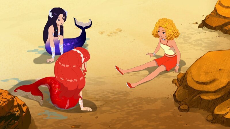 Emma ist unter Wasser mit einer geheimnisvollen Alge in Berührung gekommen. Seitdem verwandelt sie sich nicht mehr in eine Meerjungfrau wie ihre Freundinnen Cleo und Rikki. – Bild: Les Cartooneurs Associés