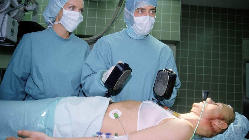 Dr. Welnik (Jan Sosniok, r.) wirkt bei der OP von Frau Peller ziemlich nervös, was seiner Kollegin Barbara Stanek (Marthe Schwiers, l.) nicht entgeht. – Bild: RTL /​ Rolf Baumgartner