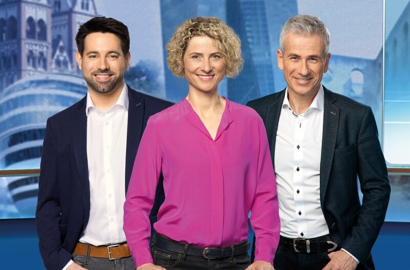 HESSISCHER RUNDFUNK Hessenschau Moderatoren Daniel Johé (l.), Kristin Gesang und Andreas Hieke moderieren im Wechsel die "hessenschau". – Bild: HR / HR/Pressestelle HESSISCHER RUNDFUNK Hessenschau Moderatoren Daniel Johé (l.), Kristin Gesang und Andreas Hieke moderieren im Wechsel die "hessenschau". – Bild: HR / HR/Pressestelle
