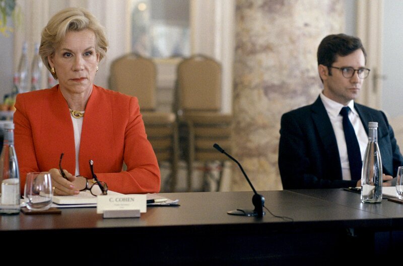 Cindy Cohen (Juliet Stevenson) und Andrew Porter (Sam Crane) zeigen sich wenig erfreut über Irans Forderungen – 10 Milliarden Dollar im Gegenzug für volle Transparenz bei ihrem Atomprogramm. – Bild: Les Films Pelléas/​Bande à Part Films/​Gaumont Télévision