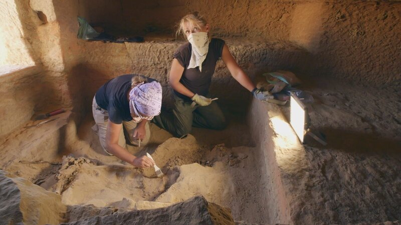 Beim Bergen von Mumien ist Fingerspitzengefühl gefragt. Jeder Fehler könnte wertvolle Spuren vernichten. – Bild: ZDF und Windfall Films LTD