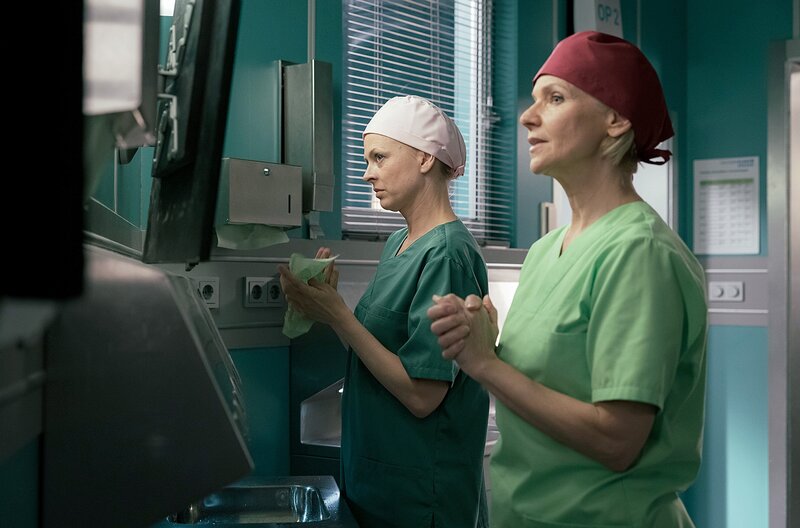 Überraschend taucht Bürgermeisterkandidatin Antonia Meiler (Muriel Baumeister, re.) bei Sarah Marquardt (Alexa Maria Surholt, li.) in der Sachsenklinik auf und bittet diese um Hilfe. – Bild: MDR/​Rudolf Wernicke