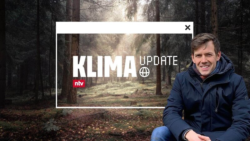 Das „Klima Update Spezial“ mit Moderator und Umwelt-Reporter Maik Meuser zeigt, wie sich die Bauindustrie auf die Zukunft vorbereitet und welche umweltfreundlichen Alternativen bereits bestehen. – Bild: TVNOW /​ Winfried von Wilmsdorff