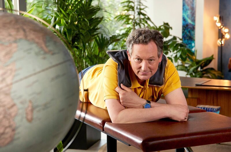 Moorpackungen sind gut für die Gesundheit. Auch Mutter Erde braucht mehr Moor. Denn Moore sind echte Superhelden. Sie binden enorme Mengen CO2. Doch sie können von Superhelden auch zu Superschurken werden – wenn wir sie trockenlegen und abbaggern. Wie wir den Mooren helfen können, erklärt Eckart von Hirschhausen in Wissen vor acht – Erde. – Bild: ARD/​Kai Schulz