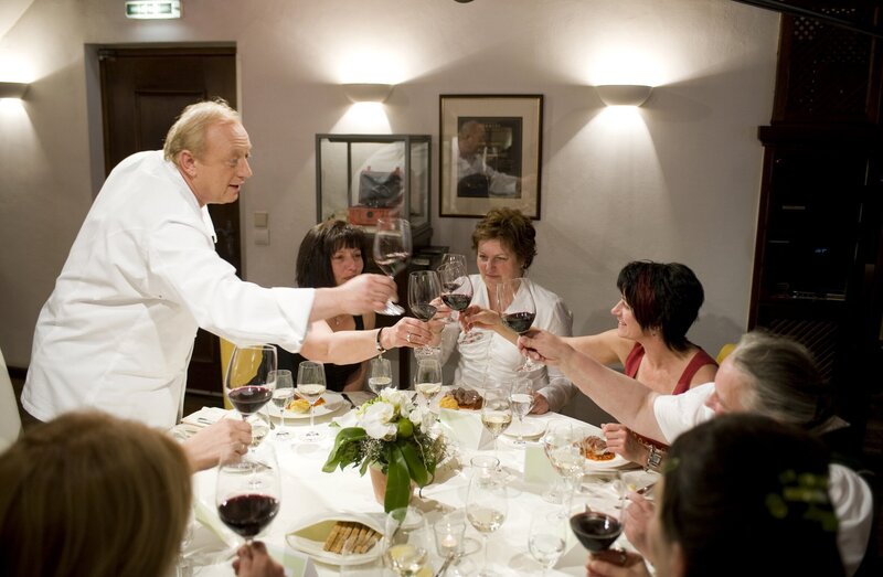 Die Landfrauen genießen das Essen mit Alfons Schuhbeck. – Bild: BR/​Ralf Wilschewski