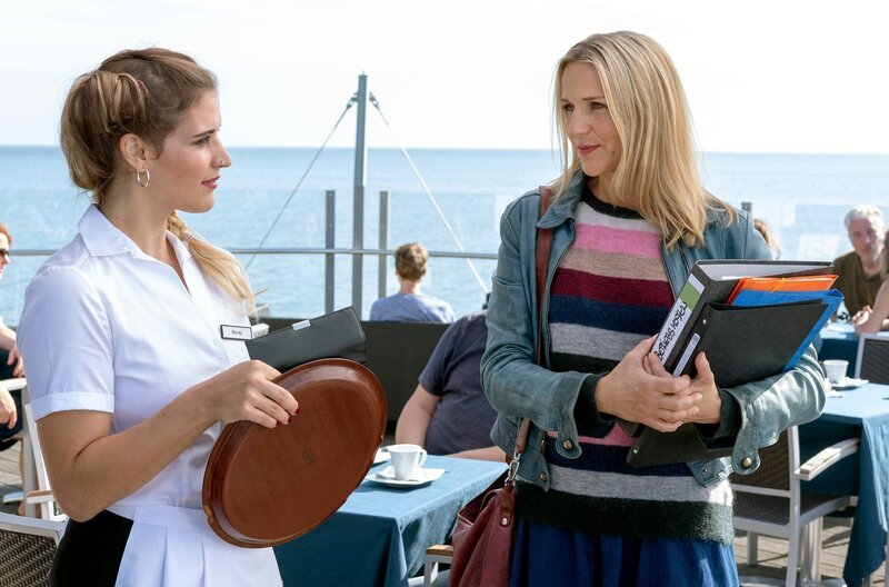 Mia (Milena Tscharntke, li.) versucht von der Heimbewohnerin Frau Schiller (Monika Barth) Informationen zu erhalten. – Bild: ARD Degeto/​Boris Laewen