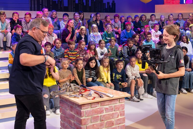 Elton (l.) und das Produktionsteam von „1, 2 oder 3“ werden von Kamerakind Lucas (r.) unterstützt. – Bild: ZDF und Ralf Wilschewski