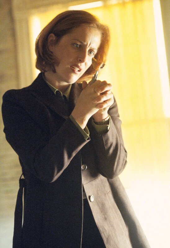 In Dallas geht eine Bombendrohung ein. Die FBI-Agentin Dana Scully (Gillian Anderson), die früher die X-Akten bearbeitet hat, untersucht den Fall. – Bild: SYFY