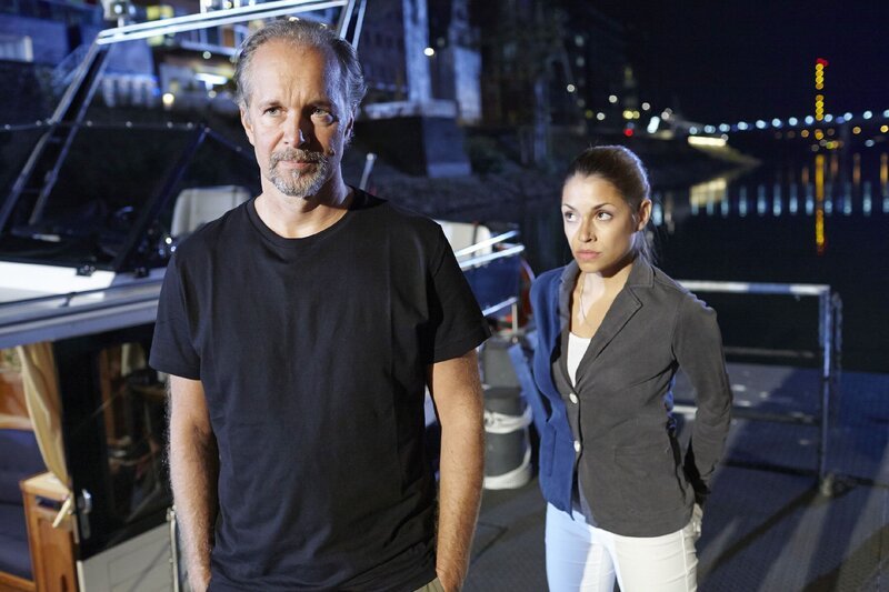 Nina (Anna Julia Kapfelsperger) schafft es nicht, sich gegen ihren väterlichen Mentor Flessing (Jochen Horst) zu stellen und gibt ihm ein falsches Alibi … – Bild: RTL /​ Guido Engels