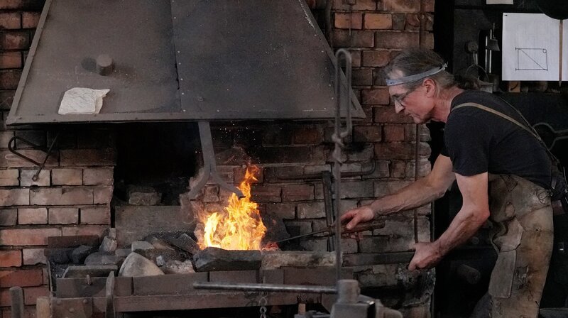 Peter Schöffel aus Worms ist Schmied, Holz- und Steinhandwerker und Restaurator. Sein Projekt: ein Eisentor für eine denkmalgeschützte, alte Villa im Darmstädter Jugendstil. – Bild: SWR