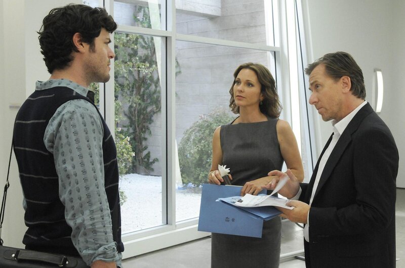 Dr. Gillian Foster (Kelli Williams) und Dr. Cal Lightman (Tim Roth, re.) bitten Eli Loker (Brendan Hines) um eine Videoanalyse, um die Körpersprache des Verdächtigen besser studieren zu können. – Bild: RTL Crime