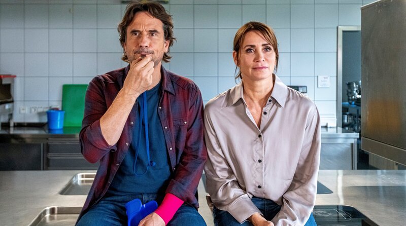 Erik (Oliver Mommsen, re.) und Katharina (Anja Kling, li.) finden die Trillerpfeife äußerst praktisch. – Bild: ARD Degeto Film/​Jörg Müller