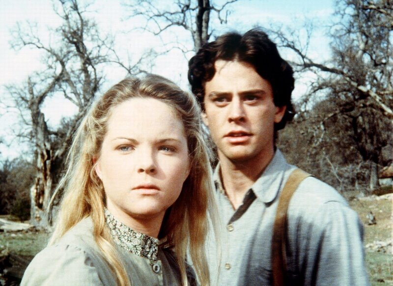 Joshua Bond (Mark Neely, r.) hat sich in Mary (Melissa Sue Anderson, l.) verliebt und versucht, sich ihr zu nähern. – Bild: Sat.1 Gold