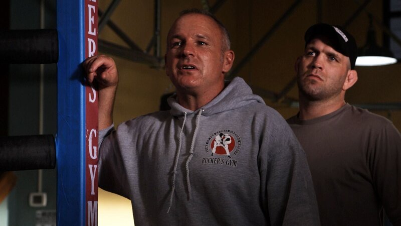 Einer aus dem Lerverage-Team muss gegen den Profi-Fighter Tank (Matt Lindland, r.) in den Ring steigen und ist damit Ruckers (Brian Goodman) unfairen Methoden hilflos ausgesetzt! – Bild: VOX