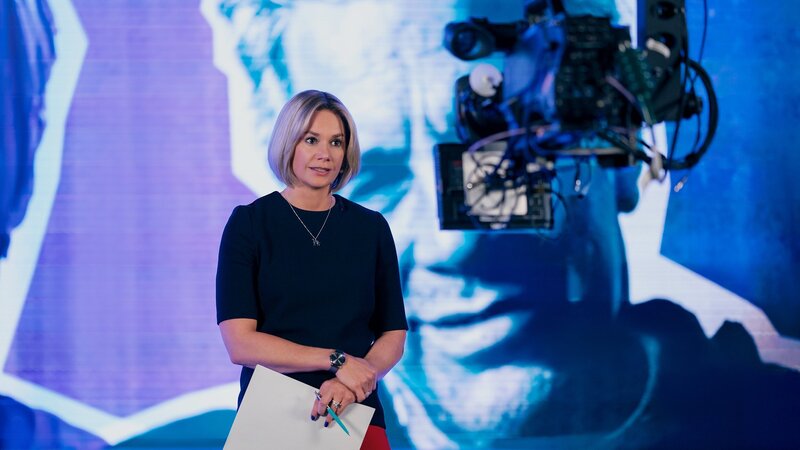 A Very Royal Scandal Folge 3 Die Interviewerin wird zum Medienstar: Ruth Wilson als Emily Maitlis – Bild: SRF/​Sony Pictures Television/​Blueprint/​Christopher Raphael