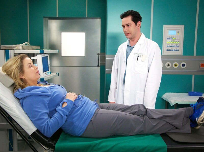 Verena Cornelius (Alexa Maria Surholt) hatte vor einem Jahr einen Herzinfarkt. Seitdem arbeitet sie weniger und hält sich viel an der frischen Luft auf. Die schüchterne und zurückhaltende Restauratorin hat am Morgen beim Joggen einen Mann kennengelernt. Die beiden waren so angetan voneinander, dass sie sich für den Nachmittag an gleicher Stelle wieder verabredet haben. Doch dazu soll es nicht kommen: Verena bricht kurz nach der Begegnung im Park zusammen. Als sie in die Sachsenklinik eingeliefert wird, traut Dr. Philipp Brentano (Thomas Koch) seinen Augen nicht – Verenas Ähnlichkeit mit der Verwaltungschefin Sarah Marquardt ist verblüffend. – Bild: MDR/​Rudolf K. Wernicke