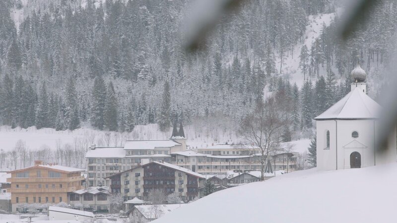 Das verschneite Posthotel Achenkirch von außen; Posthof_Hotel_Außen_10 – Bild: ServusTV /​ DEGN-Film