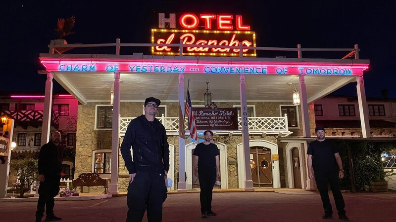 Group photo of Zak and crew in front of hotel – Bild: Travel Channel