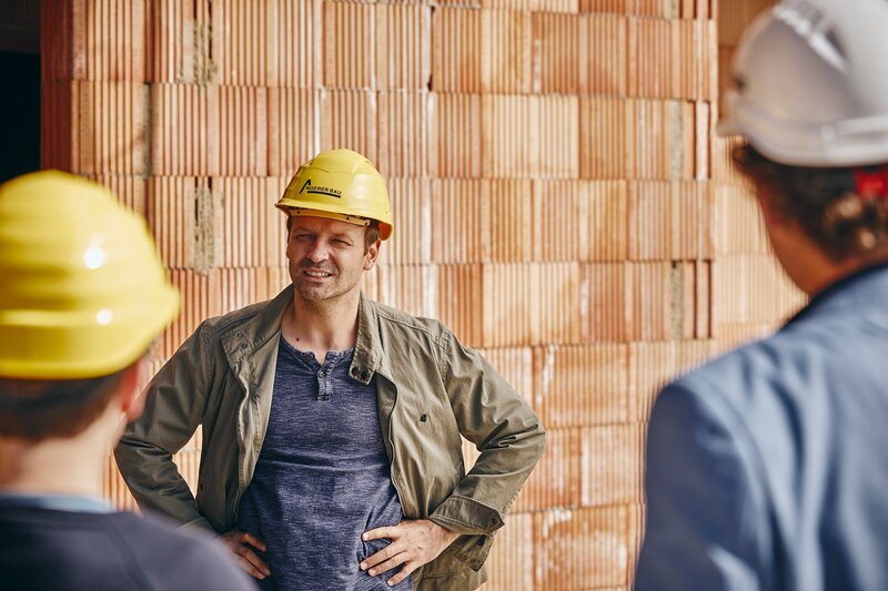 Joseph Angerer (Siegfried Terpoorten, rechts) zeigt Flori (Leon/​Lino de Greiff) die Baustelle – sie treffen auf Martin Lochner (Andreas Tobias, Mitte). – Bild: Philipp Thurmaier /​ BR /​ Filmbüro Münchner Freiheit GmbH