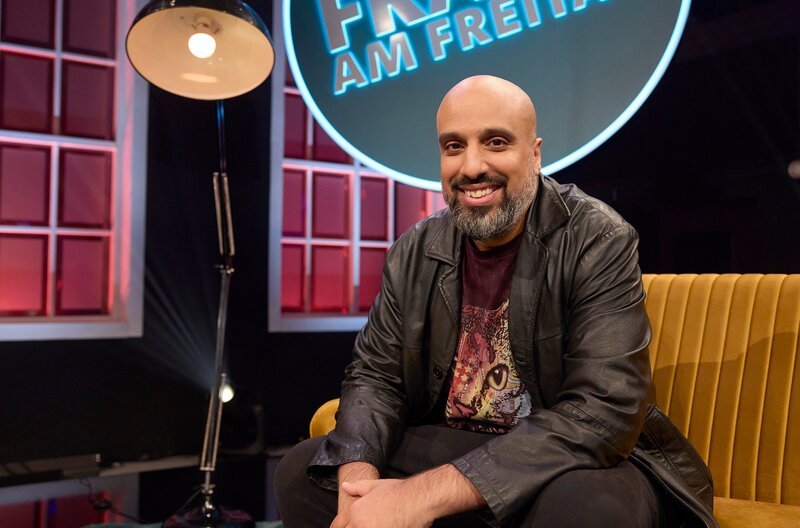 Abdelkarim ist zu Gast bei Kabarettist Martin Frank. – Bild: BR/​SEO Entertainment GmbH/​Martina Bogdahn