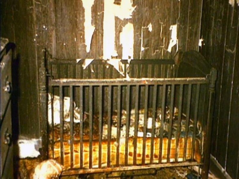 Die Untersuchung der Brandstelle ergibt einen furchtbaren Verdacht: Hat die Mutter das Feuer absichtlich gelegt und so ihre Kinder umgebracht? – Bild: Die Verwendung des RTL-Bildmaterials ist nur zur redaktionellen Berichterstattung im Zusammenhang mit der jeweiligen Sendung unter Angabe der Credits/​Quellenangabe und Beachtung der unter http:/​/​kommunikation.RTL.de genannten Nutzungsbeschränkung erlaubt