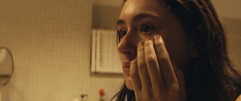 Evelin (Emily Kusche) hat Angst, dass sie an der Taubengrippe erkrankt ist. – Bild: ZDF und Stefan Erhard