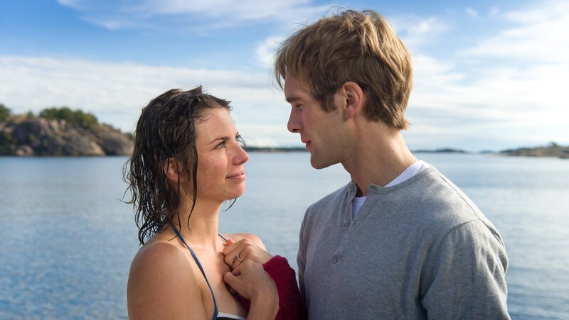 Bertil (Mathis Landwehr, r.) und Britta (Anna Rot, l.) kommen sich näher. – Bild: ZDF und Boris Laewen