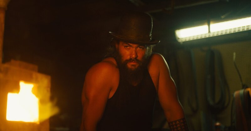 Jason Momoa working at the forge – Bild: Warner Bros. Discovery, Inc. or its subsidiaries and affiliates