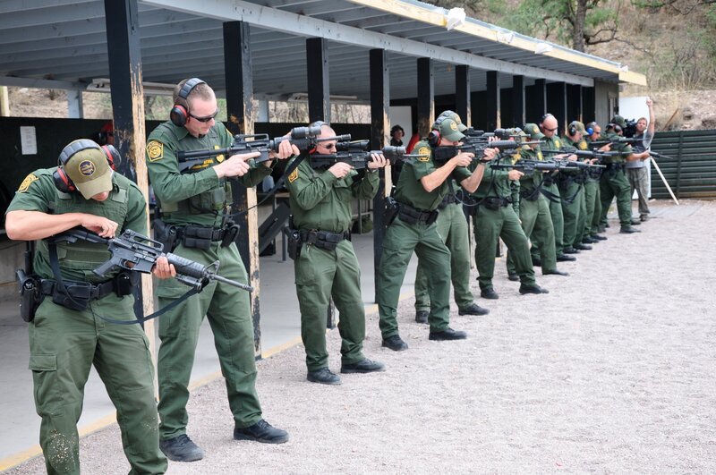 Nogales, Arizona, USA: Border Protection Agents practice firing their weapons in a training session. – Bild: National Geographic