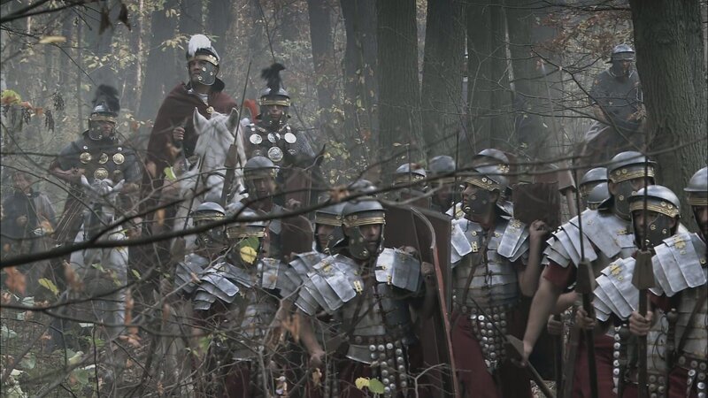 Das römische Heer gilt lange als unbesiegbar. Doch ab Beginn des 5. Jahrhunderts kann es die Invasionen feindlicher Stämme nicht mehr abwehren. Schließlich erobert der Germanenführer Odoaker Rom und krönt sich selbst zum König von Italien. – Bild: ZDF
