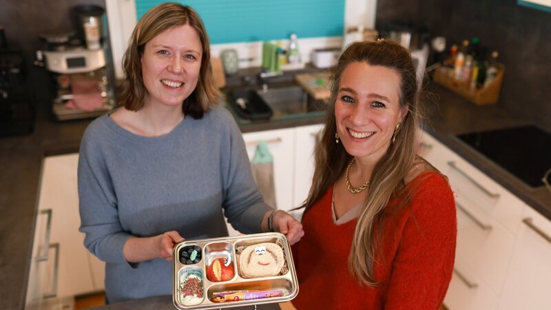 Für Aline (l.) ein morgendliches Muss: Die perfekte Brotbox für ihre kleine Tochter. Aber wie perfektionistisch müssen wir in allen Dingen eigentlich sein? – Bild: ZDF und Dave Powell