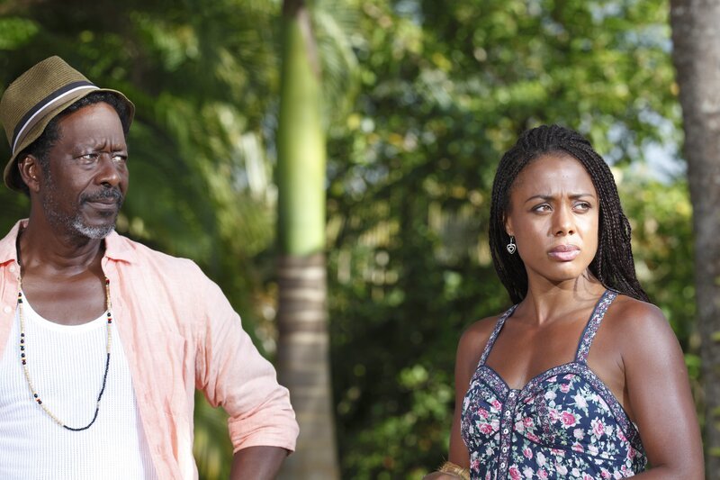 Lena (Nina Toussaint‑White, r.) hatte eine Affäre mit dem Opfer; Camilles Vater Marlon (Clarke Peters) taucht nach all der Zeit plötzlich wieder auf. – Bild: ZDF/​Denis Guyenon