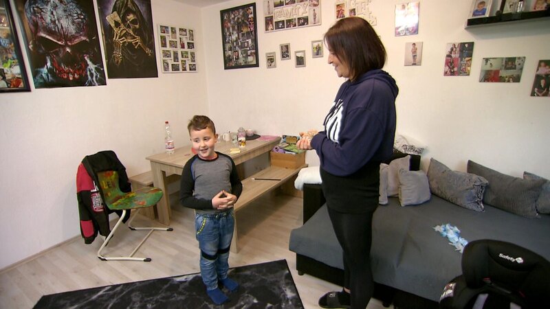 Nataschas Sohn Tyler ist aufgeregt, denn heute steht für den Sechsjährigen die Seepferdchen-Prüfung an. – Bild: RTLZWEI