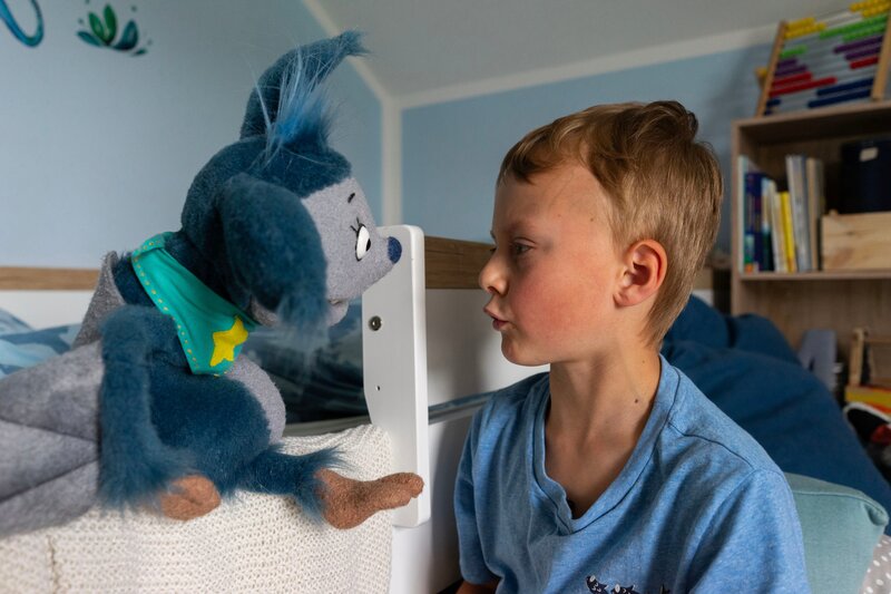 Maxi ist sauer auf seinen Papa. Fidi hört ihm aufmerksam zu. – Bild: KiKA/​Lupalipa Media