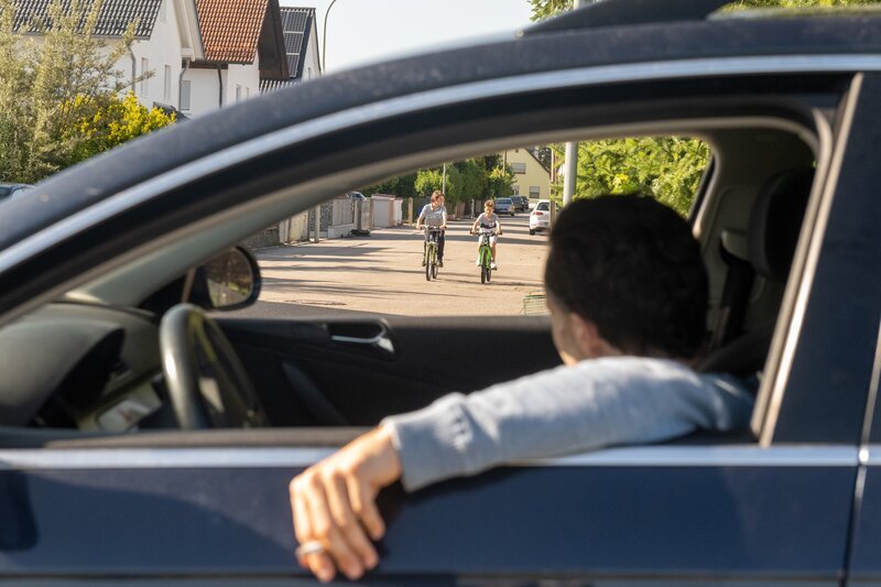 Ein Mann mit bösen Absichten hält gezielt Ausschau nach einem Opfer. Kurz darauf sucht eine ganze Region nach einem 10-jährigen vermissten Jungen. Der Täter wird von Polizei und Ermittlern gejagt – monatelang werden die einzelnen Puzzleteile zusammengesetzt, bis es schließlich zum entscheidenden Durchbruch kommt. – Bild: ZDF und Saskia Pavek
