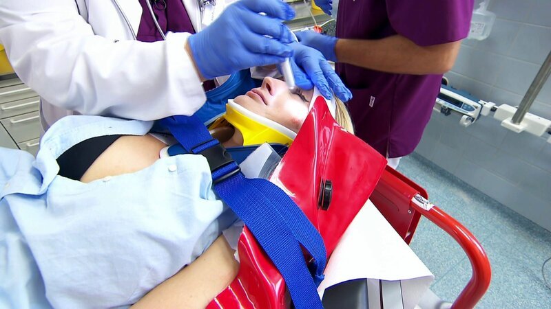 Nach ihrem Sturz wird die Frau von ihrem Ex ins Krankenhaus gebracht. – Bild: RTLZWEI