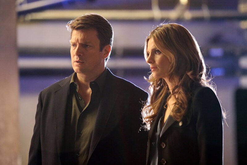 Castle (Nathan Fillion, l.) begleitet Beckett (Stana Katic, r.) bei den Ermittlungen in einem Mordfall. Er ist entsetzt als er erfährt, wer das Opfer ist … – Bild: 2013 American Broadcasting Companies, Inc. All rights reserved. Lizenzbild frei