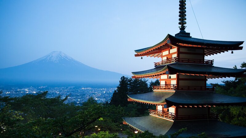 Die Stadt Fujiyoshida mit dem Fuji und der Chureito-Pagode. – Bild: ZDF und SRF/​Patrick Rohr