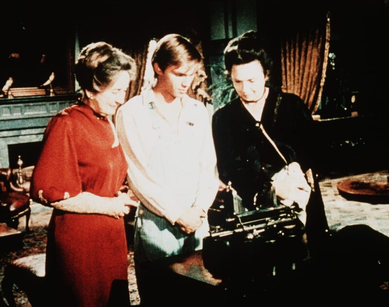 Miss Emily (Mary Jackson, r.) und Miss Mamie Baldwin (Helen Kleeb, l.) staunen mit John-Boy (Richard Thomas, M.) über die Schreibmaschine, die vom Vater der Baldwins stammt. – Bild: WARNER BROS. INTERNATIONAL TELEVISION Lizenzbild frei