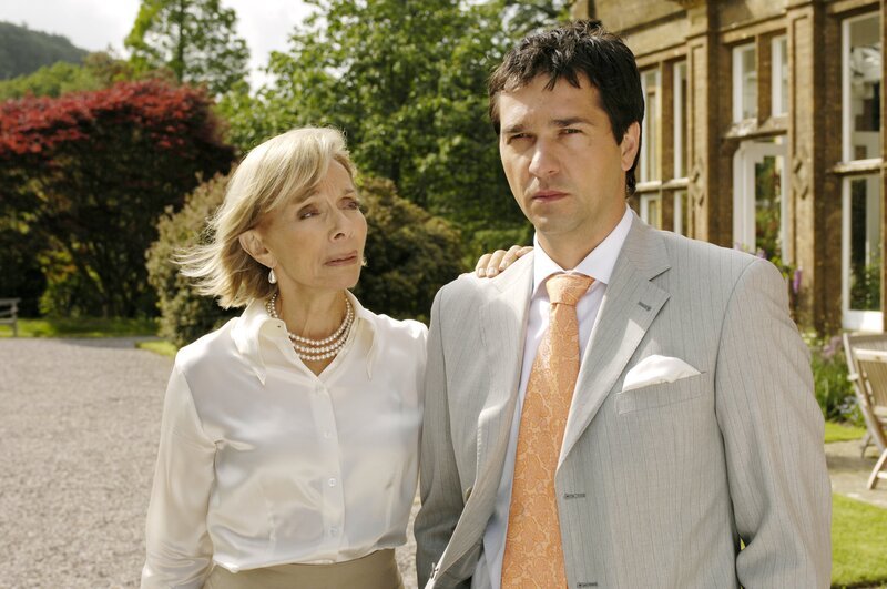 Lady Margaret (Monika Peitsch) versucht ihren Sohn Douglas (Andreas Elsholz) davon zu überzeugen, dass Sophie nicht die richtige Frau für ihn ist. – Bild: ORF/​ZDF/​Jon A