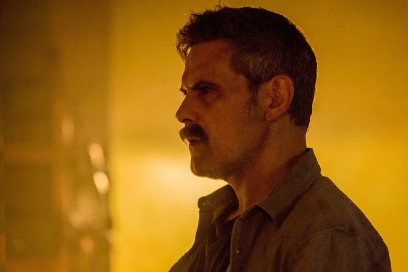 Conrado (Roberto Enriquez) ermittelt auf eigene Faust und agiert am Rande der Legalität. – Bild: ORF/​Beta Film/​Movistar+/​MARIA HERAS