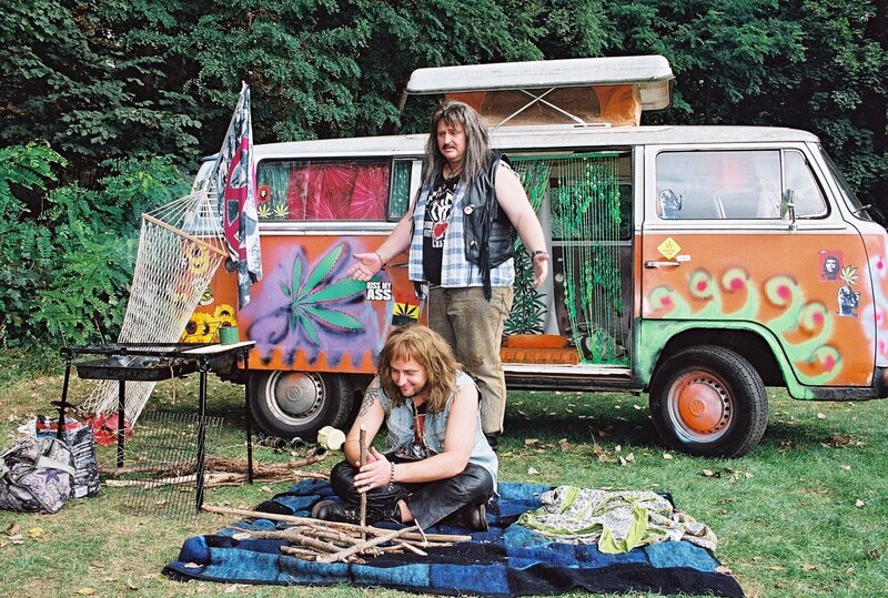 Hotte (Markus Maria Profitlich, r.) und Lusches (Tom Lehel, l.) sind beim Camping. – Bild: SAT.1 /​ Thomas Böhme Eigenproduktionsbild frei