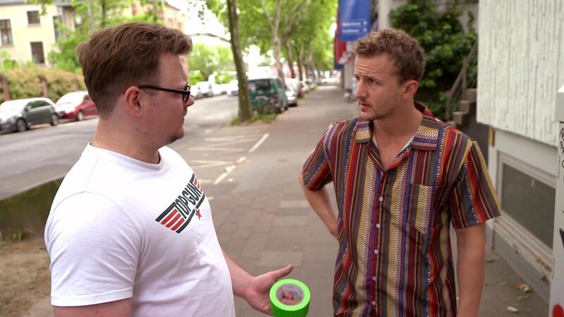 Leonard muss dringend Rosa und Jacqueline für sich gewinnen, sonst droht das Aus für ihn. – Bild: RTLZWEI /​ La Paloma TV über Red