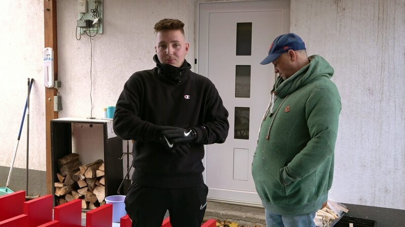 Jonas (li.) ist noch nicht über die Trennung von Freundin Martina hinweg und versucht sich abzulenken. Kumpel Michael (re.) steht ihm zur Seite – Bild: RTL Zwei