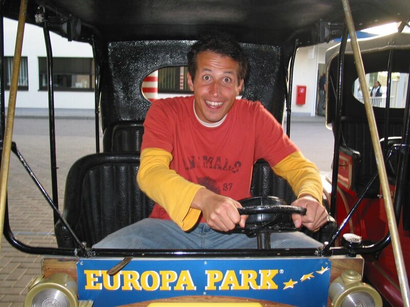 Willi Weitzel im Vergnügungspark Europapark Rust. Hier fragt er sich, wo eigentlich die Achterbahnen entwickelt und gebaut werden. – Bild: BR/​megaherz gmbh