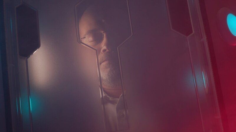 Moderator Prof. Harald Lesch beim „Probeliegen“ zum Kryoschlaf. – Bild: ZDF