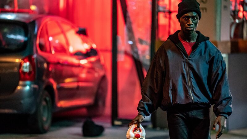 Francis (Welket Bungué) wurde in ein Verbrechen hineingezogen. – Bild: ZDF und Frédéric Batier